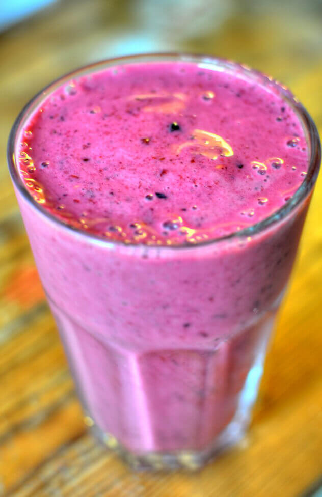 healthy berry smoothie 